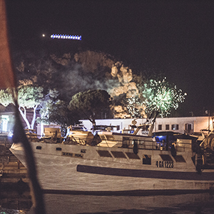 Rientro in porto con sfondo tempio 